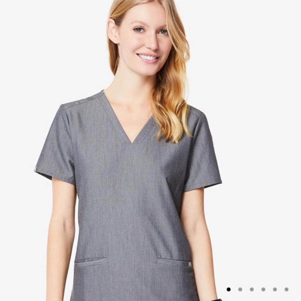 FIGS casma three pocket scrub top